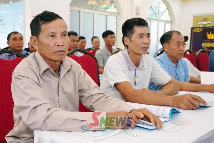Người có uy tín trong vùng đồng bào dân tộc thiểu số tham dự hội nghị.