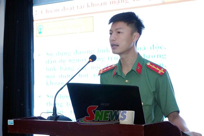 Báo cáo viên Công an tỉnh Sơn La truyền đạt chuyên đề về an ninh mạng, phòng ngừa thủ đoạn lừa đảo chiếm đoạt tài sản trên không gian mạng.