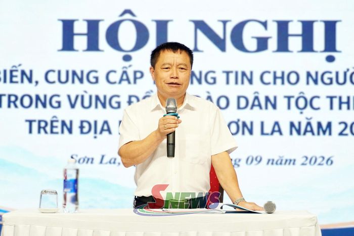 Báo cáo viên Sở Dân tộc và Tôn giáo tỉnh truyền đạt các nội dung tại hội nghị.