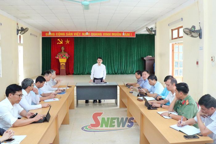 Đồng chí Đặng Ngọc Hậu, Phó Chủ tịch UBND tỉnh, chủ trì cuộc làm việc tại phường Chiềng Cơi