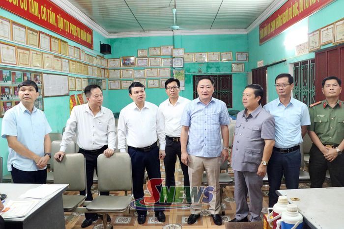 Đoàn công tác khảo sát tại thôn Nà Sản, xã Chiềng Mung.