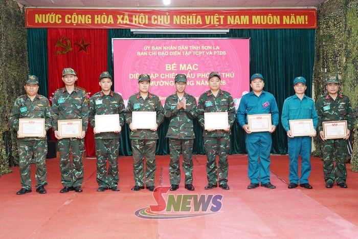 Các tập thể, cá nhân nhận giấy khen của UBND xã Mường Bang.