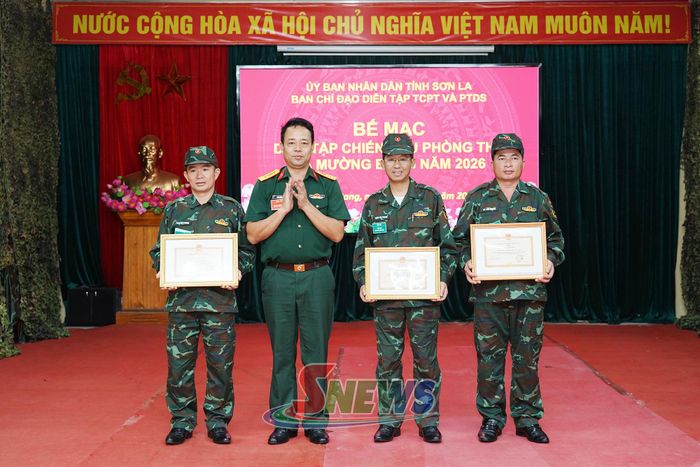 Các tập thể, cá nhân nhận giấy khen của Bộ CHQS tỉnh.