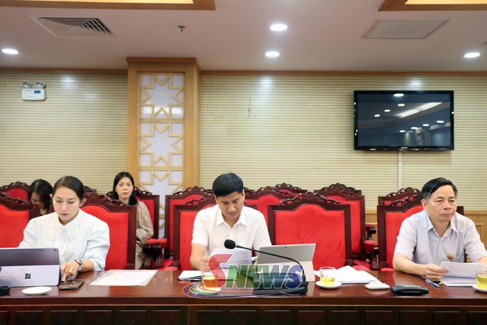 Các đại biểu tham dự cuộc làm việc.