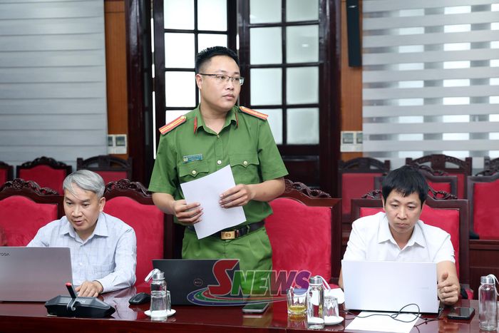 Đồng chí Trưởng Công an xã Chiềng Mung phát biểu tại cuộc làm việc.