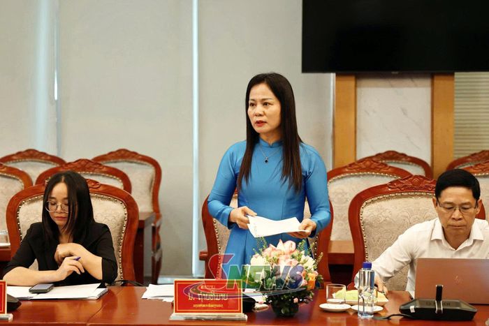 Lãnh đạo LĐLĐ tỉnh điều hành thảo luận.