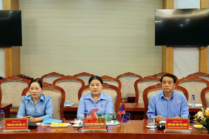 Các đại biểu Liên hiệp công đoàn 4 tỉnh nước CHDCND Lào dự hội đàm.