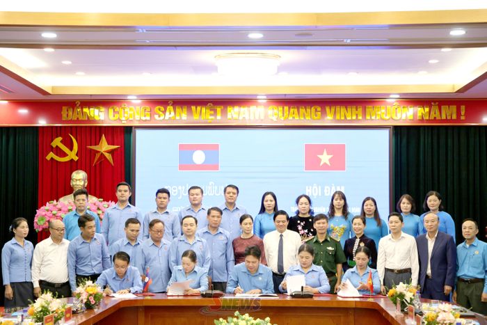 Đại biểu công đoàn 5 tỉnh ký biên bản làm việc.