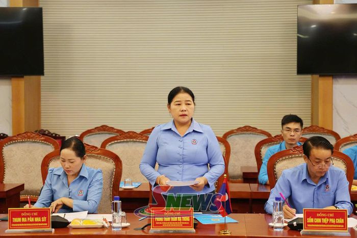Đồng chí Chủ tịch Liên hiệp Công đoàn tỉnh Hủa Phăn phát biểu tại hội đàm.