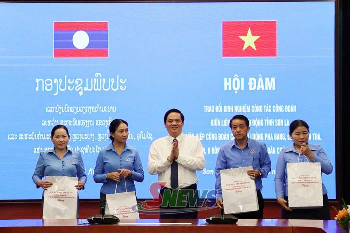 Lãnh đạo Uỷ ban MTTQ Việt Nam tỉnh Sơn La tặng quà cho Liên hiệp Công đoàn các tỉnh nước CHDCND Lào.