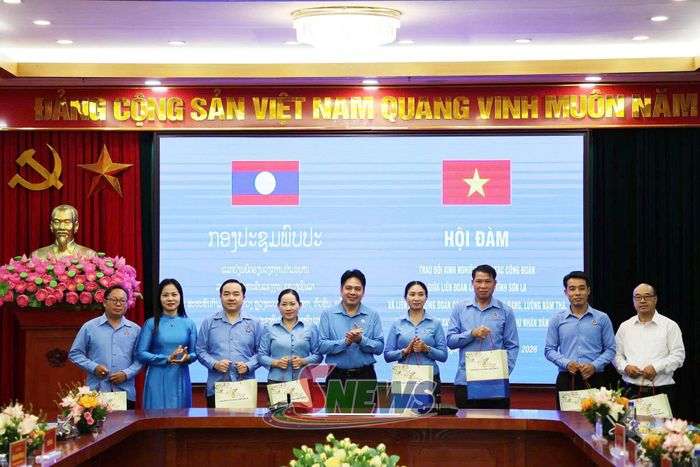 Lãnh đạo LĐLĐ tỉnh Sơn La tặng quà cho Liên hiệp Công đoàn các tỉnh nước CHDCND Lào.