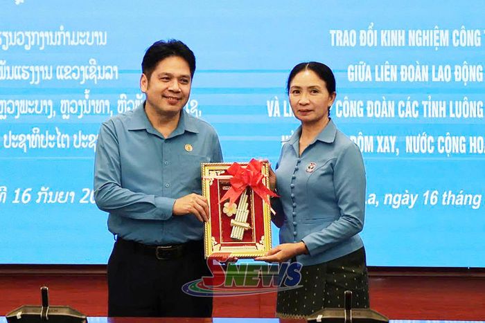 Liên hiệp Công đoàn tỉnh Luông Nặm Thà tặng quà cho LĐLĐ tỉnh Sơn La.