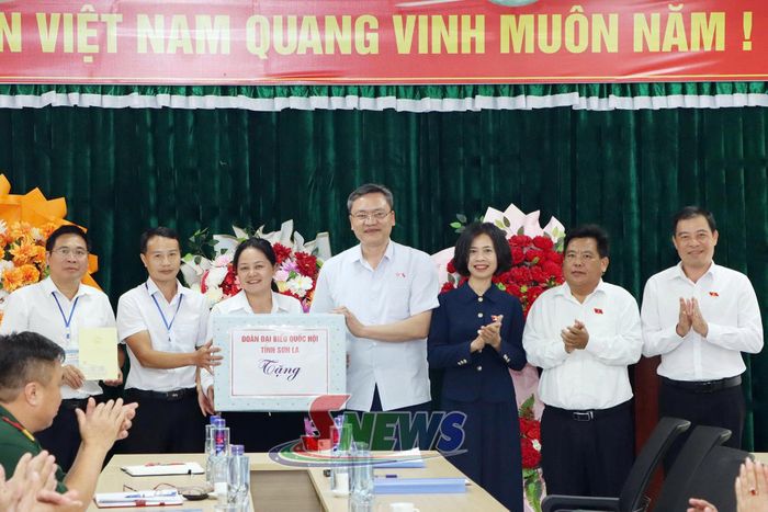 Đoàn khảo sát tặng quà Trường Phổ thông nội trú Tiểu học và THCS Phiêng Pằn.