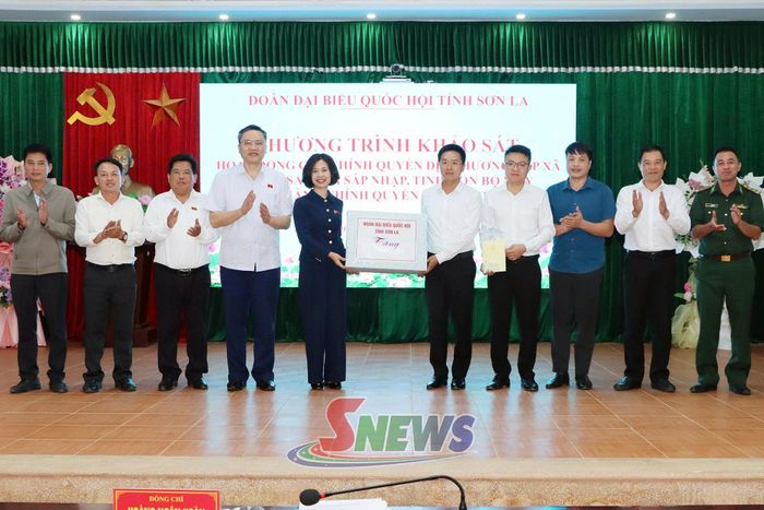 Đoàn khảo sát tặng quà xã Phiêng Pằn.