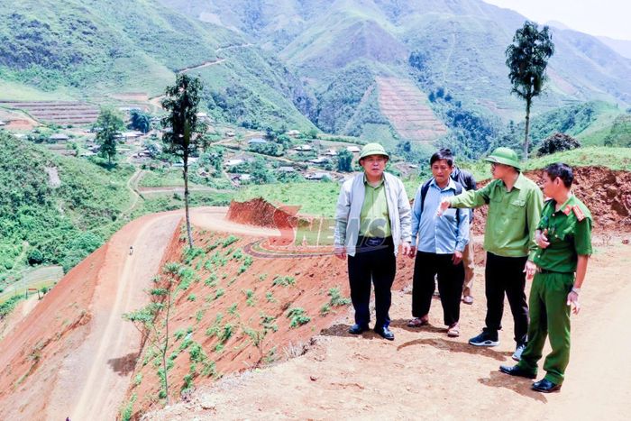 Lãnh đạo xã Suối Tọ nắm tình hình giải phóng mặt bằng làm đường giao thông trên địa bàn.