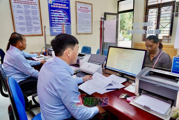 Trung tâm phục vụ Hành chính công tiếp nhận, giải quyết hồ sơ cho công dân.