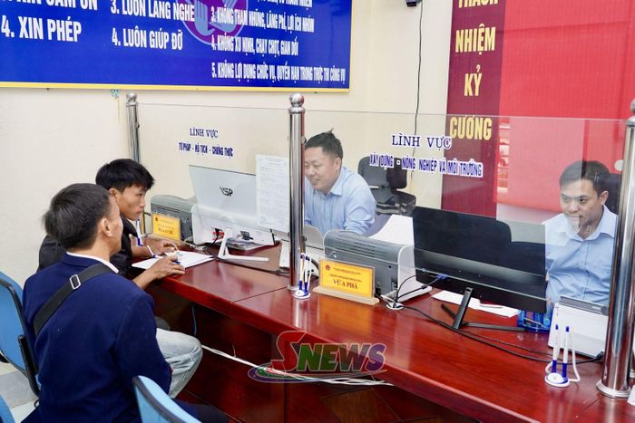 Nhân dân đăng ký giải quyết TTHC tại Trung tâm phục vụ hành chính công xã Co Mạ.