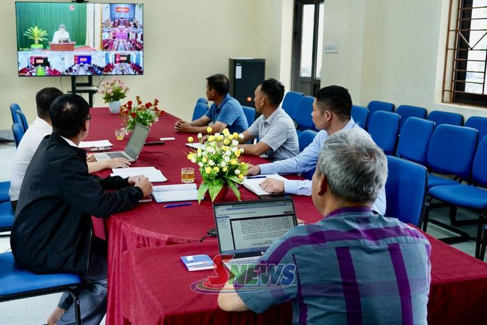 Xã Co Mạ dự họp trực tuyến với điểm cầu Tỉnh ủy Sơn La.