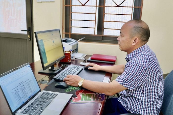 Công chức xã Co Mạ khai thác, sử dụng dữ liệu dùng chung trong thực hiện công vụ.