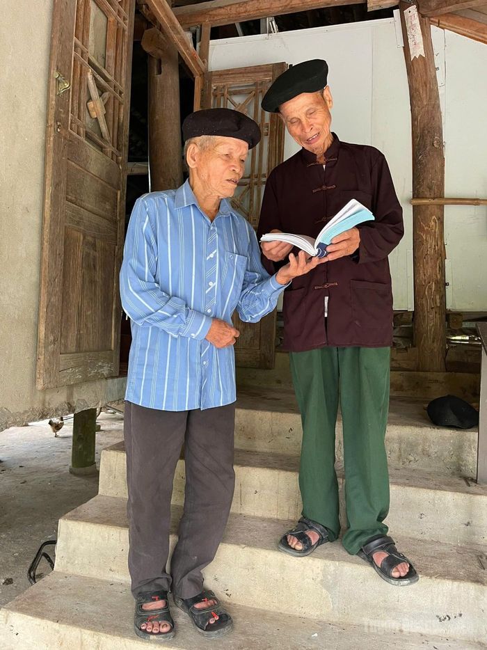 Ông Âu Văn Cương cùng thành viên CLB luyện tập hát Sình ca.