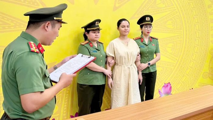 Cơ quan An ninh điều tra tống đạt các quyết định và lệnh bắt tạm giam đối với Vũ Thị Dung.