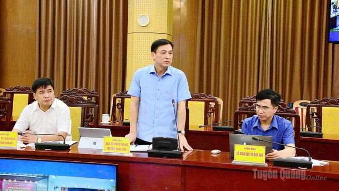 Lãnh đạo Báo và phát thanh, truyền hình tỉnh phát biểu tại cuộc họp.