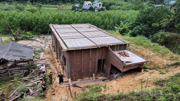 Mưa lớn gây sạt trượt đất tại thôn 3 xã Tân Long .