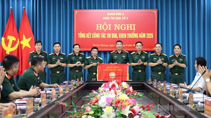 Bộ CHQS tỉnh Tuyên Quang, đơn vị Trưởng khối thi đua năm 2026 trao Cờ Trưởng khối thi đua năm 2027 cho Bộ CHQS tỉnh Điện Biên.