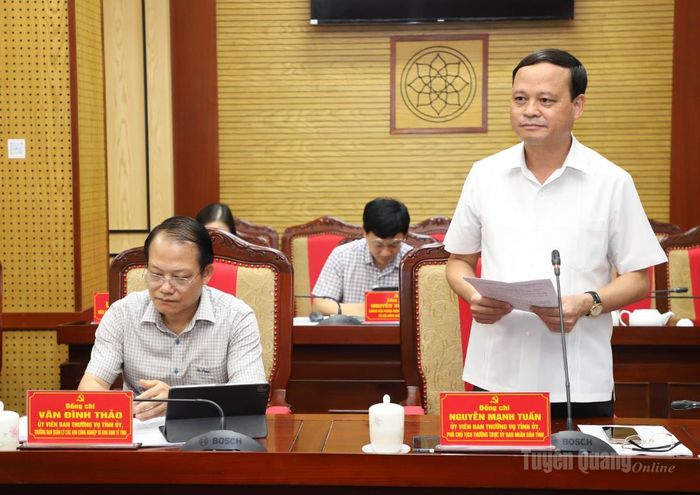 Phó Chủ tịch Thường trực UBND tỉnh Nguyễn Mạnh Tuấn thảo luận tại hội nghị.
