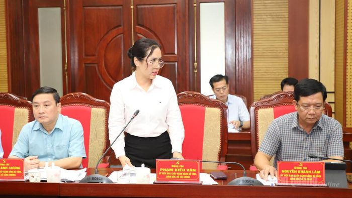 Giám đốc Sở Tài chính Phạm Kiều Vân thảo luận tại hội nghị.