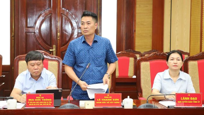 Giám đốc Sở Xây dựng Lê Thanh Sơn thảo luận tại hội nghị.