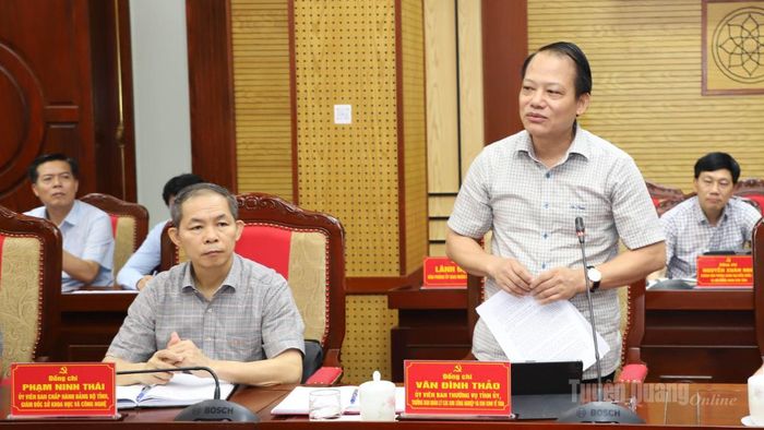 Đồng chí Vân Đình Thảo, Ủy viên BTV Tỉnh ủy, Trưởng ban Quản lý các khu công nghiệp và khu kinh tế tỉnh thảo luận tại hội nghị.