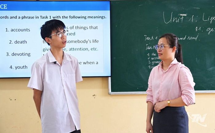Em Lê Duy Hưng, học sinh lớp 11A1, chia sẻ phương pháp học tập trong buổi sinh hoạt của Câu lạc bộ Tiếng Anh Trường THCS và THPT Trần Phú (xã La Hiên).
