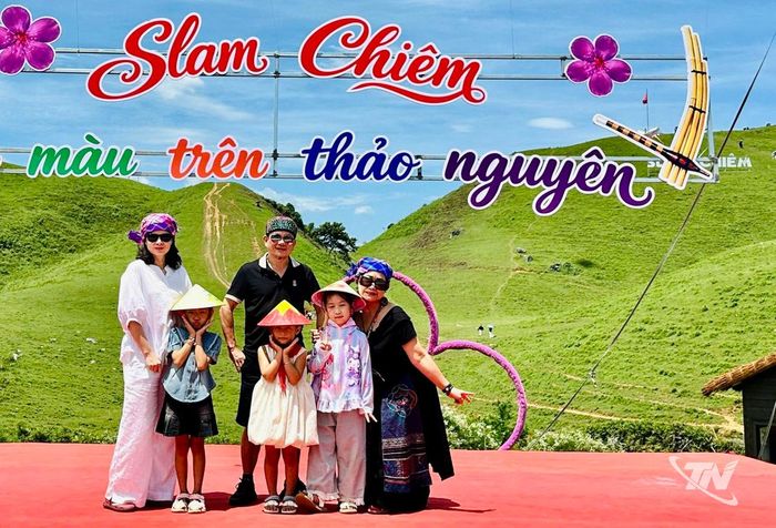 Sân khấu với nền cỏ xanh độc đáo, thu hút khách du lịch.