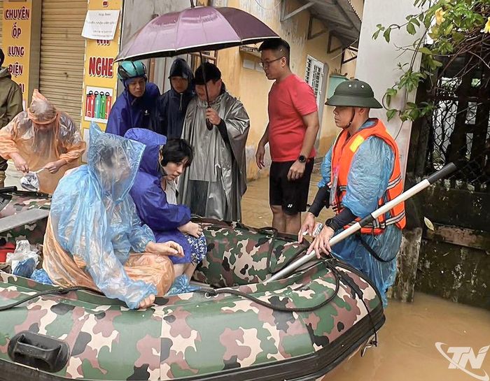 Người dân vùng lũ được đưa đến nơi an toàn.