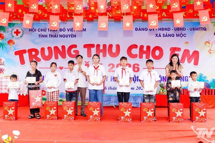 Nhiều phần quà đã được các đơn vị trao tặng cho học sinh.