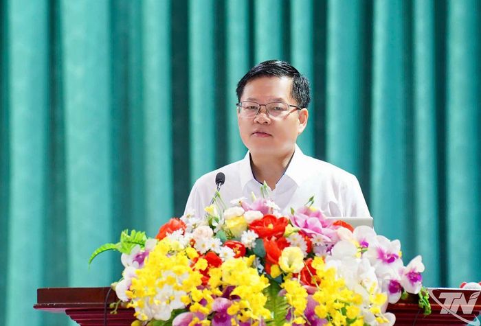 Đồng chí Đinh Quang Tuyên, Phó Bí thư Tỉnh ủy, Chủ tịch Ủy ban MTTQ tỉnh quán triệt nghị quyết, chỉ thị tại Hội nghị.