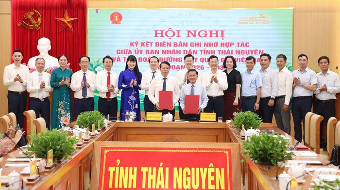Các đại biểu chứng kiến lễ ký kết Biên bản ghi nhớ hợp tác phát triển du lịch đường sắt Hà Nội - Thái Nguyên giai đoạn 2026-2030.