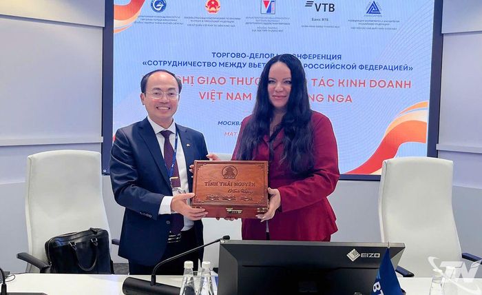 Chè Thái Nguyên – món quà đặc trưng được trao tặng tại Hội nghị, góp phần quảng bá sản phẩm thế mạnh của địa phương tới các đối tác Nga.