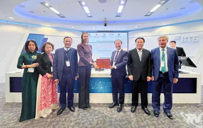 Đồng chí Nguyễn Đăng Bình tặng quà lưu niệm cho đại diện doanh nghiệp Nga.