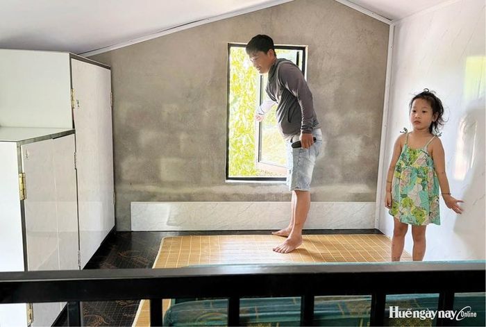 Chiếc gác lửng có đủ khoảng không gian sinh hoạt và đồ dự trữ cho gia đình.