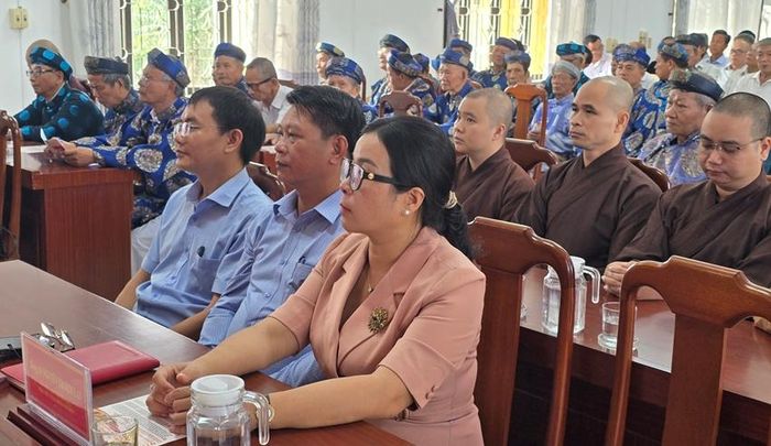 Đại diện các làng, dòng họ, khu dân cư cùng cán bộ, đảng viên và người dân phường Kim Long tham dự, hưởng ứng tại lễ phát động.