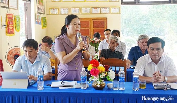 Cán bộ phường Phong Thái trao đổi thông tin tại buổi đối thoại với người dân TDP Nam Sơn.