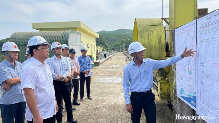  Chủ tịch UBND thành phố Lê Trí Thanh nghe các chủ hồ chứa báo cáo về phương án tăng hành lang thoát lũ.