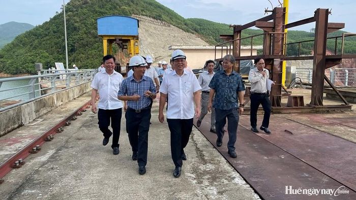 Lãnh đạo thành phố làm việc với các chủ hồ thủy lợi, thủy điện về công tác điều tiết nước, khai thác hiệu quả tài nguyên lòng hồ.