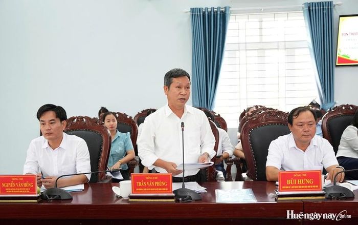  Chủ tịch Ủy ban MTTQ Việt Nam xã Vinh Lộc Trần Văn Phùng nêu kiến nghị tại hội nghị.