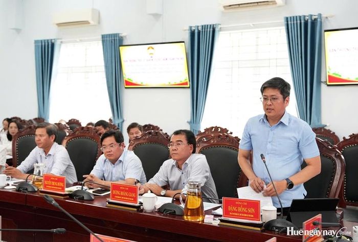 Đồng chí Đặng Hồng Sơn, Bí thư Đảng ủy xã Phú Vang trao đổi tại hội nghị 