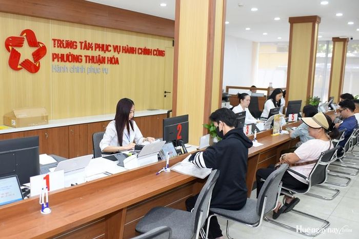 Giải quyết thủ tục hành chính tại Trung tâm Phục vụ hành chính công phường Thuận Hóa.