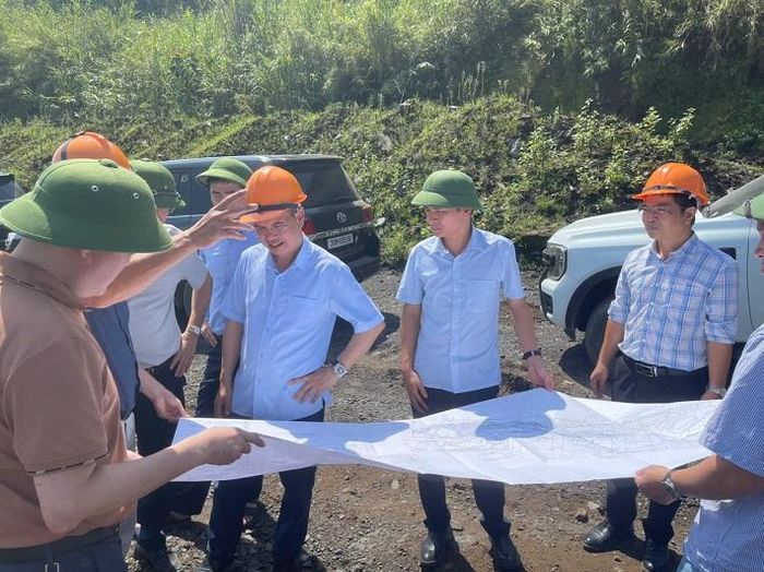 Tổng Giám đốc Công ty Apatit Việt Nam Nguyễn Viết Hiến trực tiếp kiểm tra tại khai trường, nhà máy, chỉ đạo xử lý các vướng mắc trong quá trình triển khai nhiệm vụ