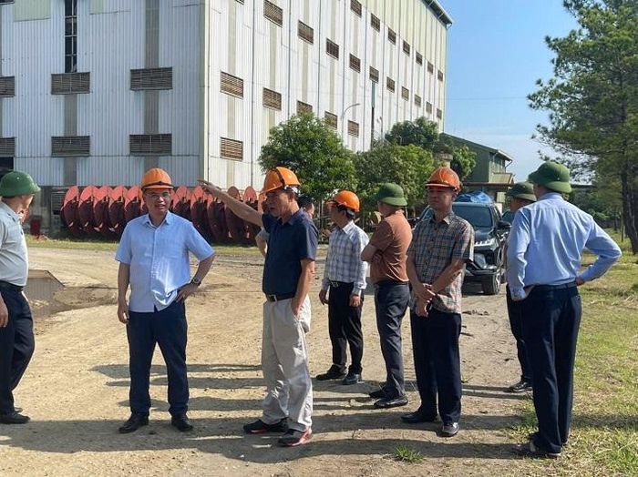 Lãnh đạo Công ty Apatit Việt Nam trao đổi tại hiện trường, rà soát tiến độ và các điều kiện triển khai nhiệm vụ